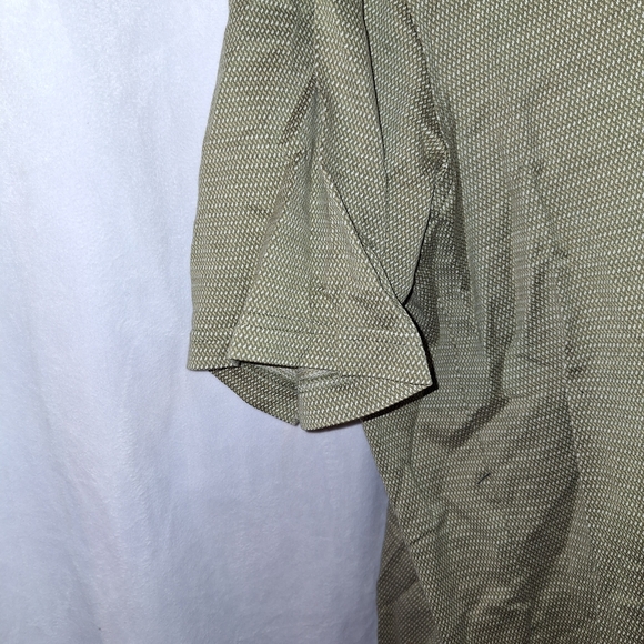 Green Polo Shirt with Textured Fabric and Sporty Design - Picture 3 of 5